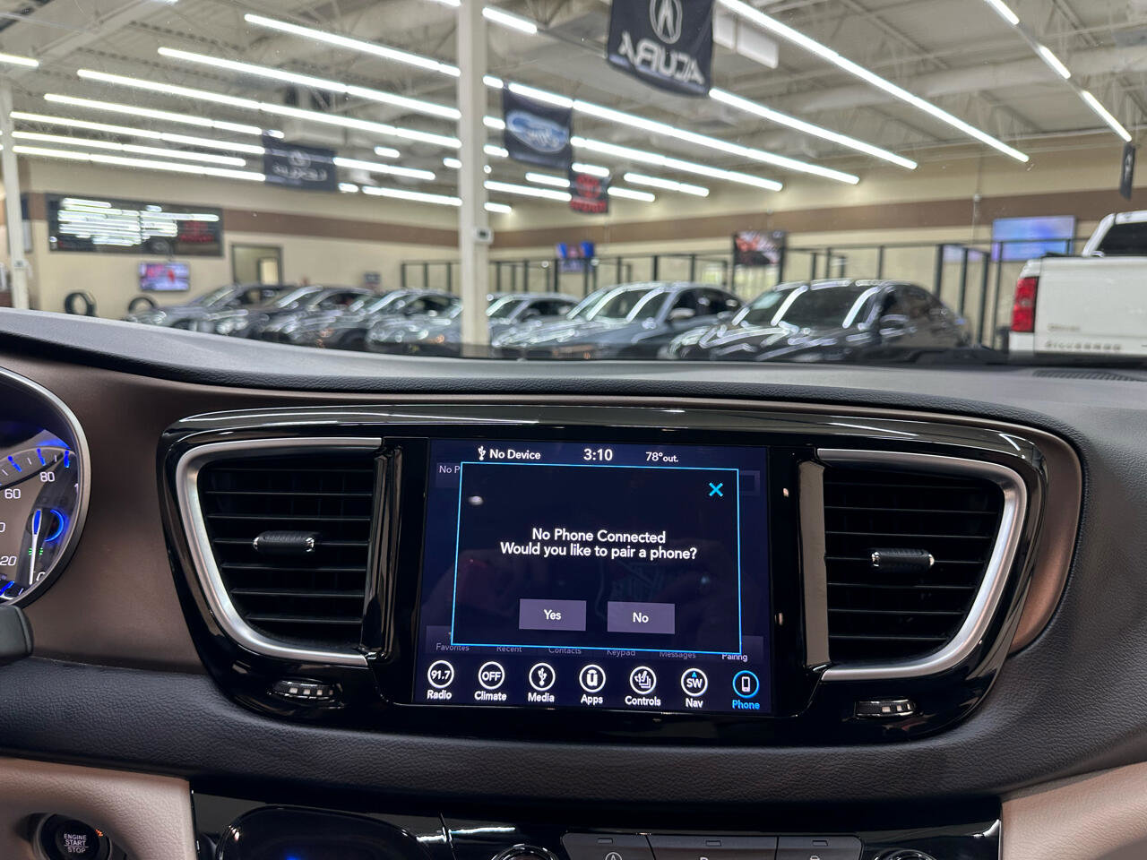 Used 2018 Chrysler Pacifica Touring-L Plus image 25