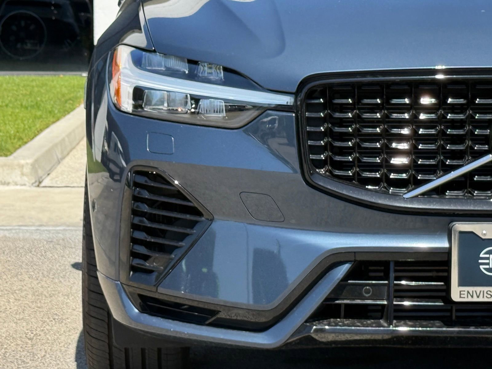 Used 2022 Volvo XC60 T8 R-Design w/ Advanced Package image 8