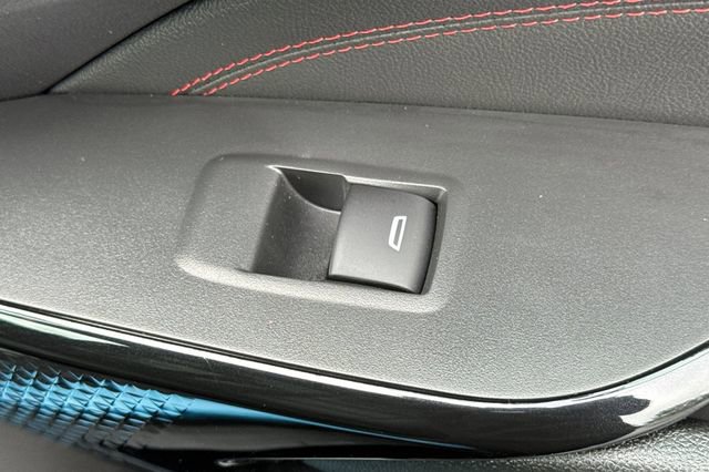 Used 2025 Chevrolet Trax RS w/ Sunroof Package FWD image 22