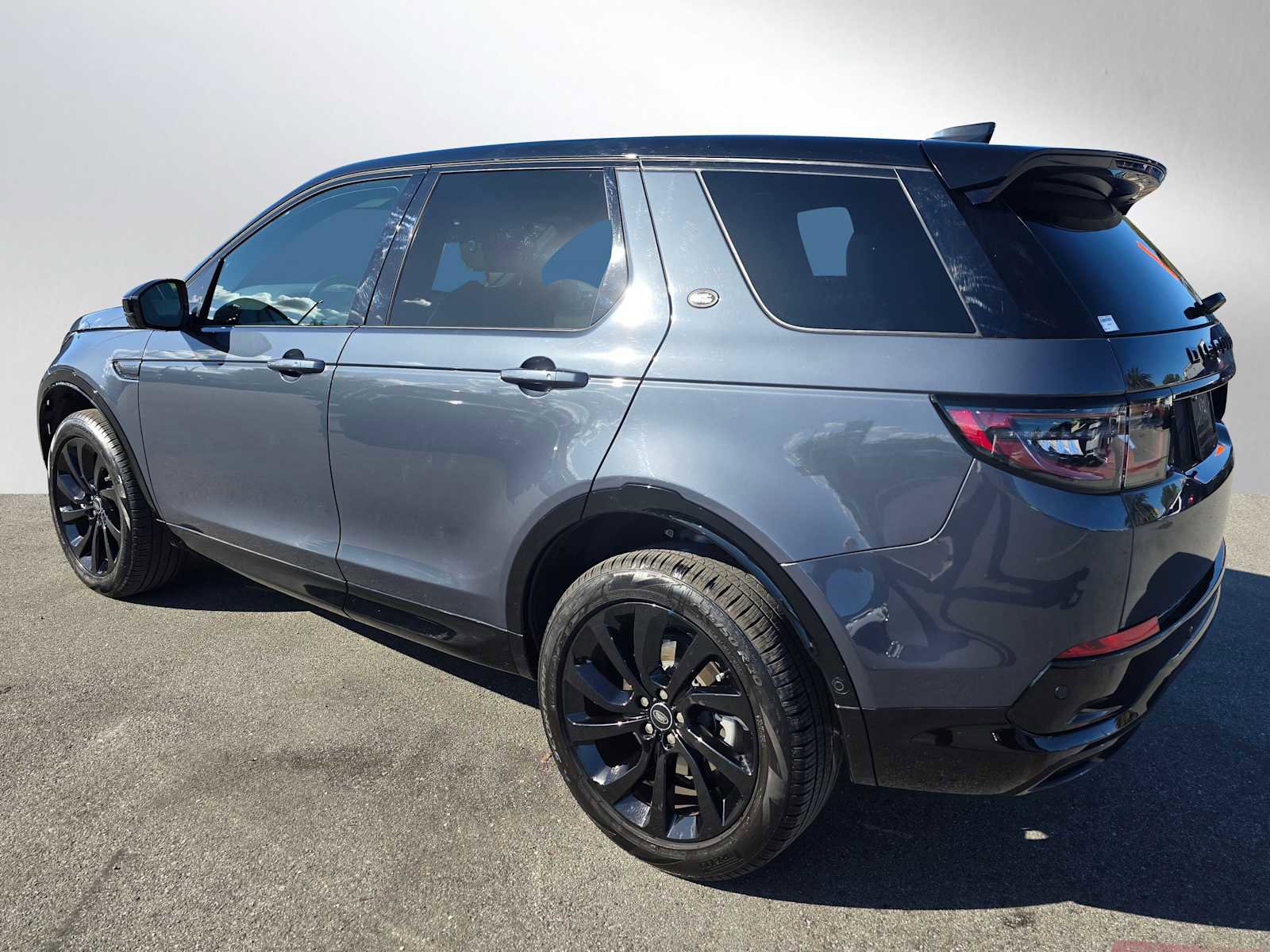 Used 2025 Land Rover Discovery Sport Dynamic SE image 3