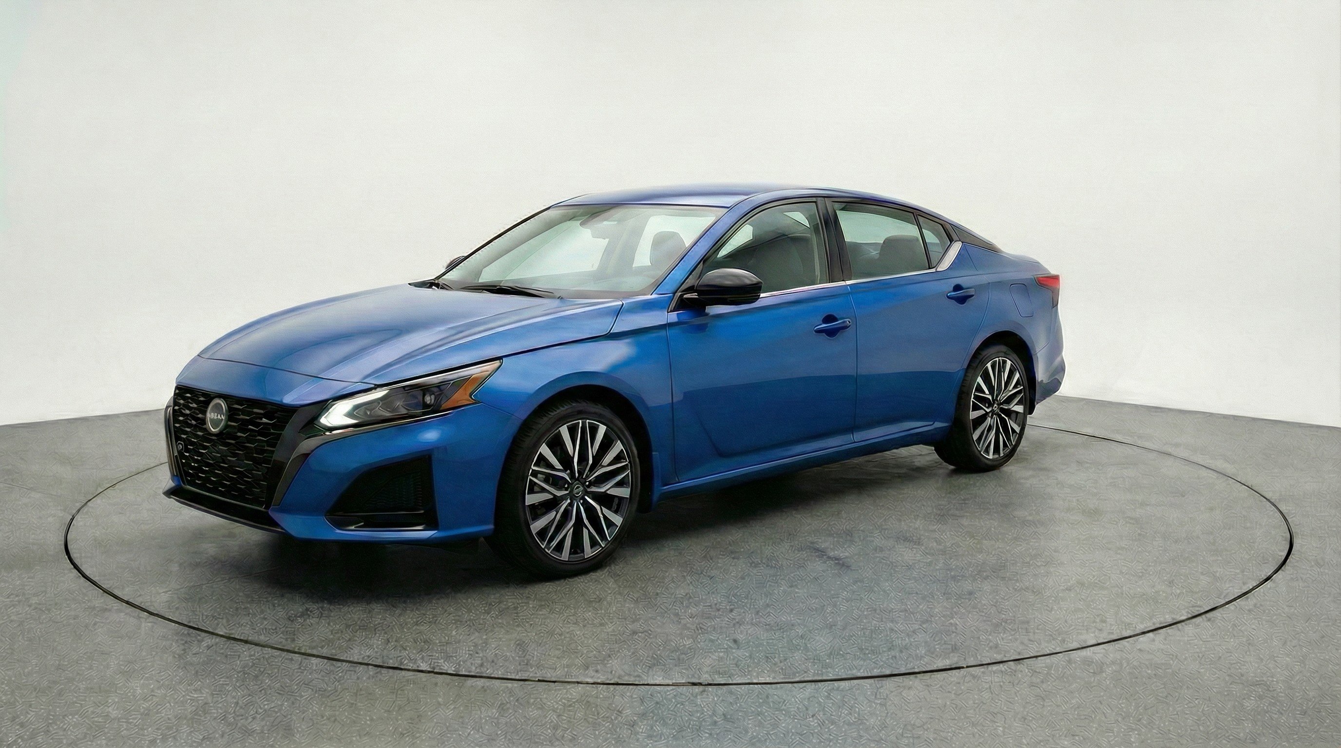 Used 2025 Nissan Altima 2.5 SV FWD image 3