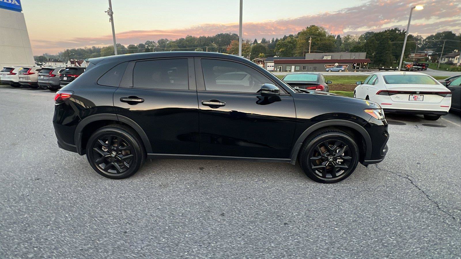 Used 2023 Honda HR-V Sport image 3