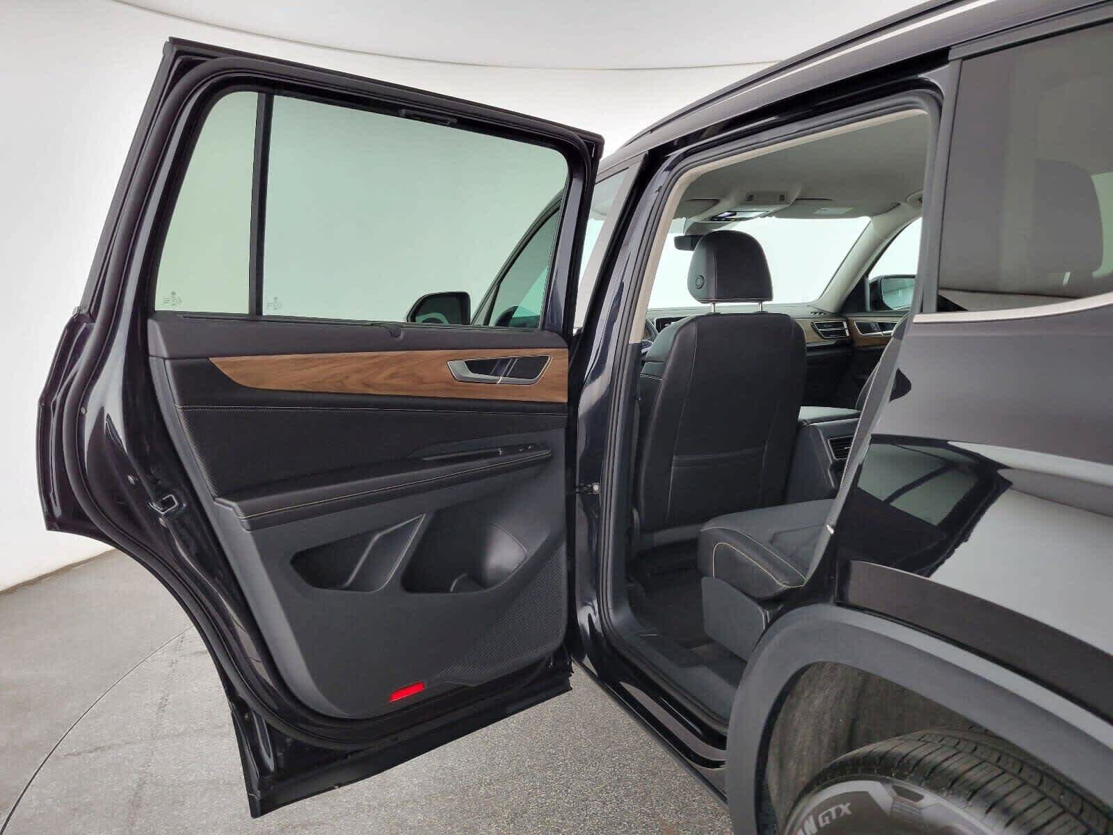 Used 2025 Volkswagen Atlas SE AWD/4WD image 17