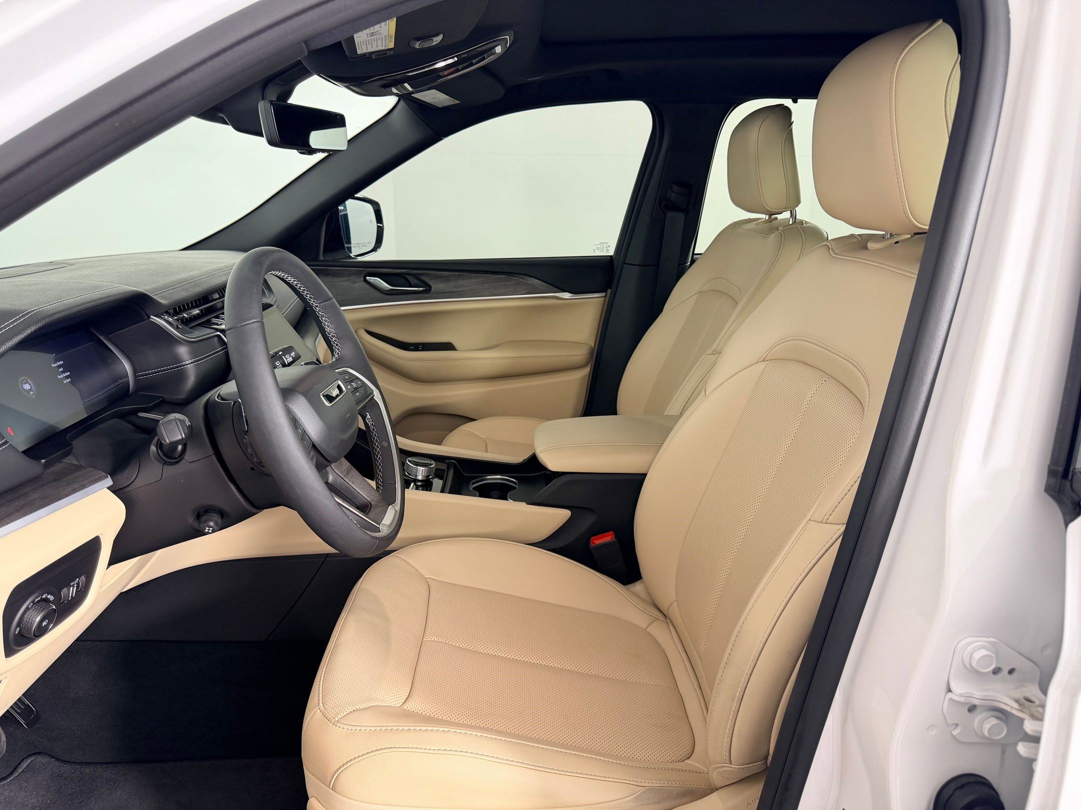 Used 2025 Jeep Grand Cherokee Limited w/ Luxury Tech Group II image 5