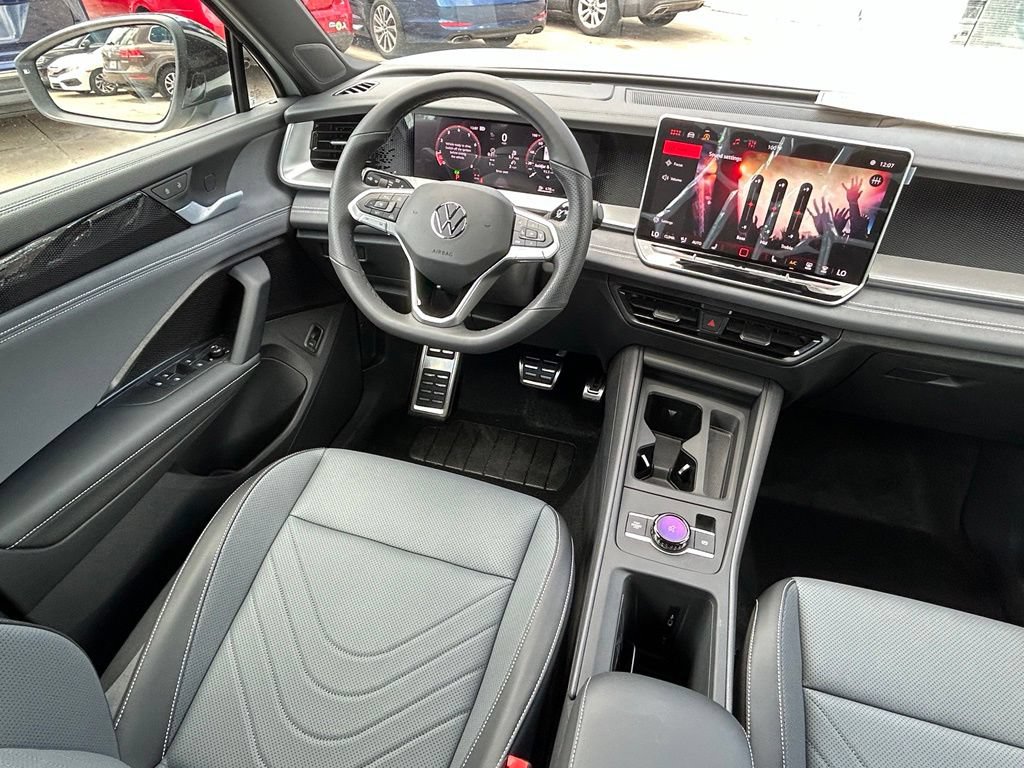 New 2026 Volkswagen Tiguan SE R-Line FWD image 8