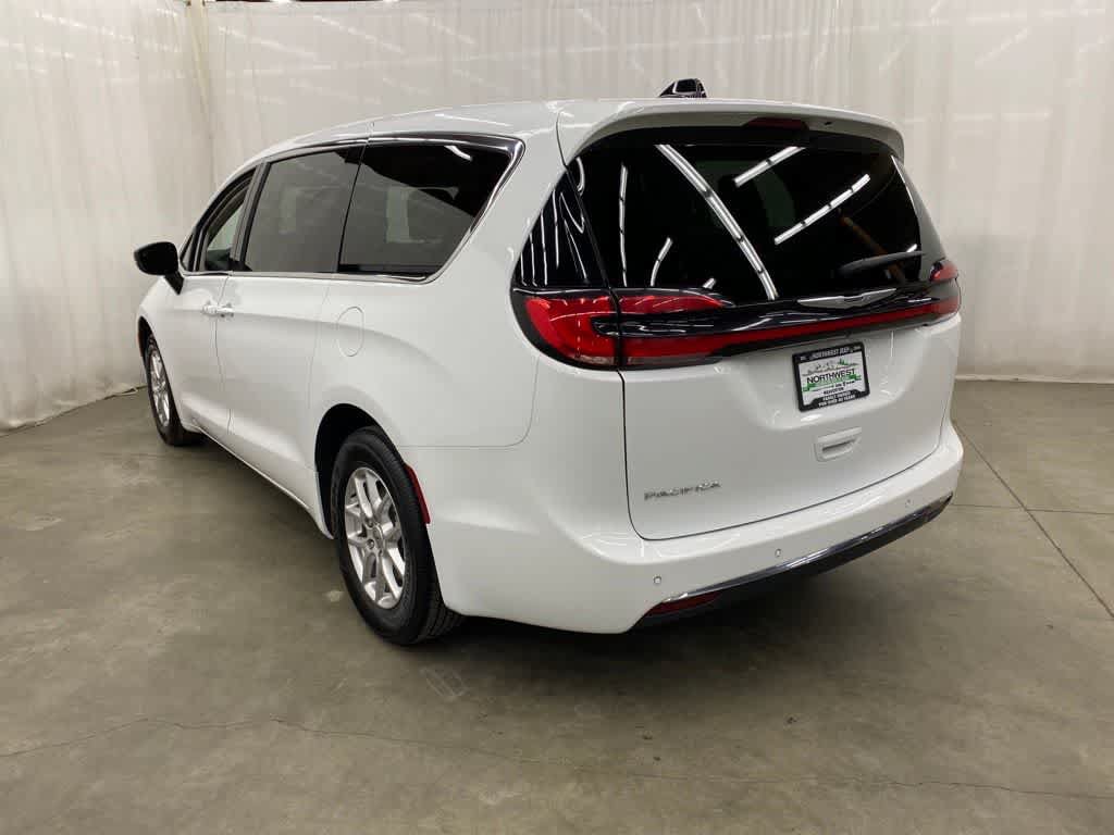 Used 2024 Chrysler Pacifica Touring-L FWD image 4