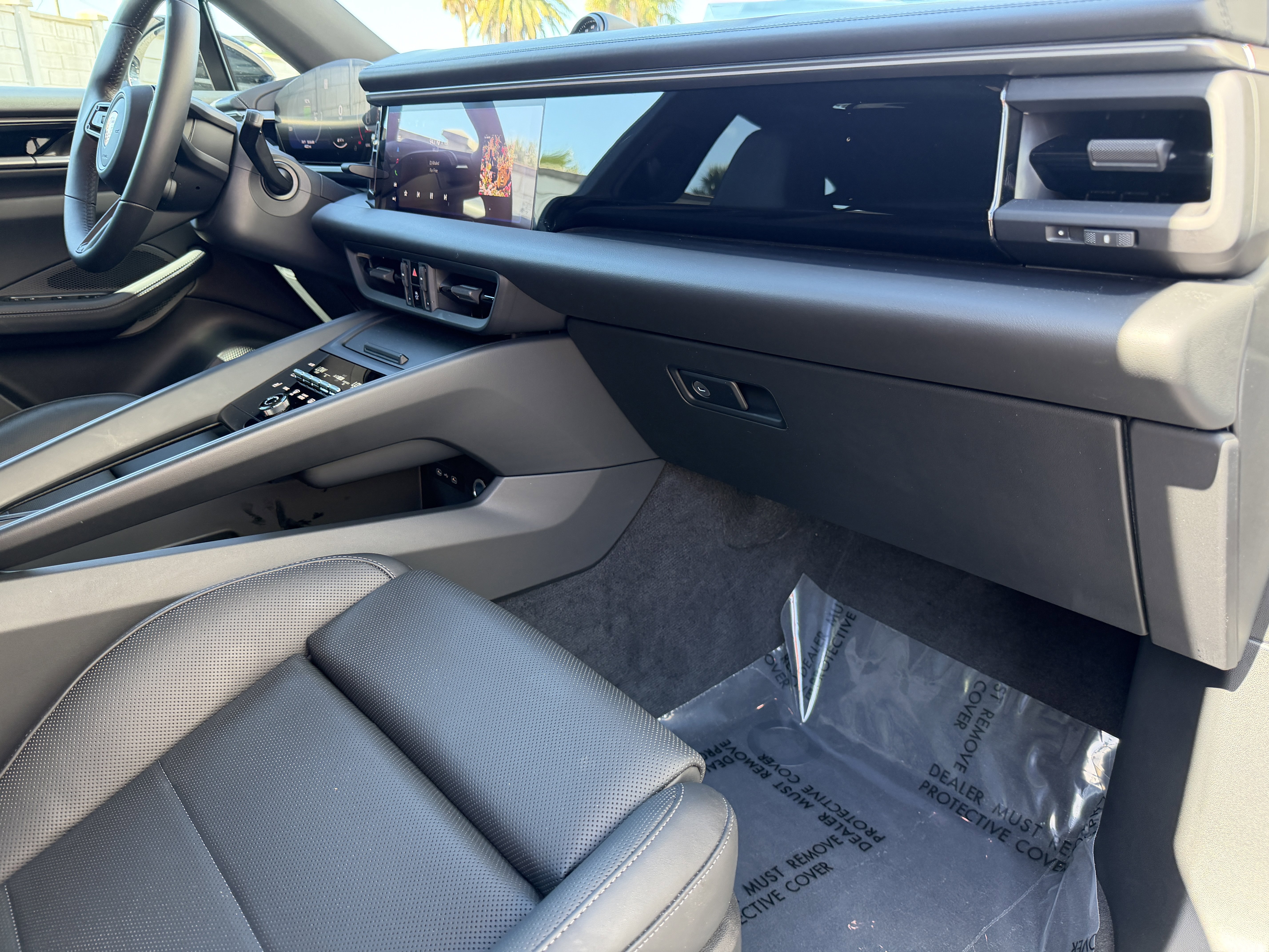 Certified 2025 Porsche Macan Electric image 17