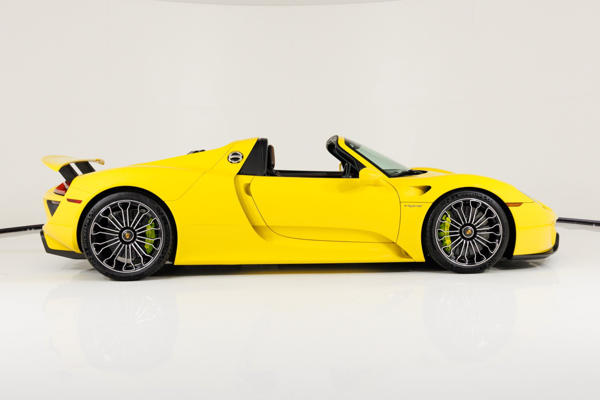 Used 2015 Porsche 918 Spyder AWD/4WD image 2