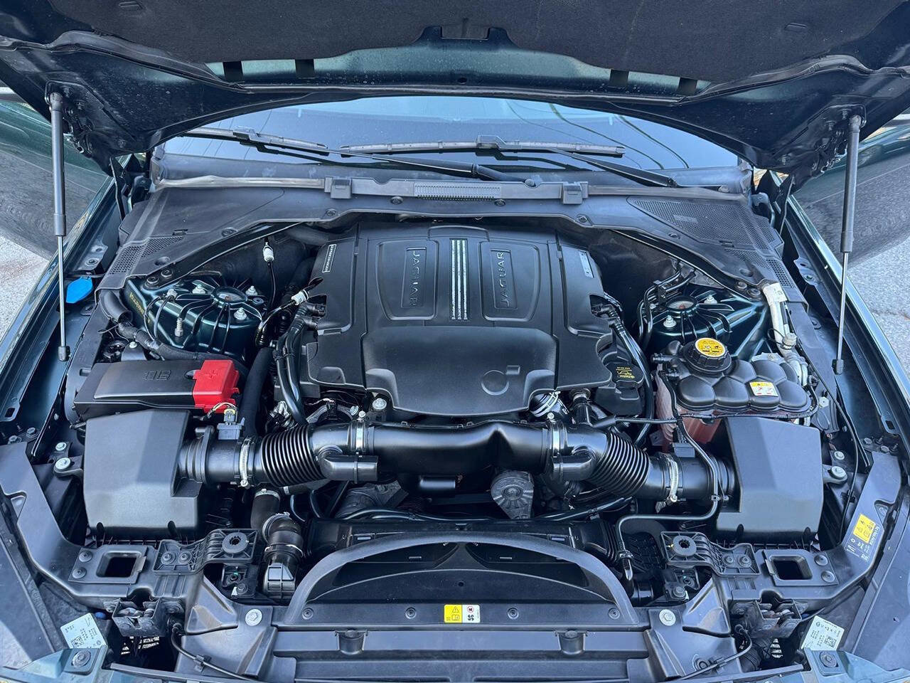 Used 2017 Jaguar XE Premium image 15