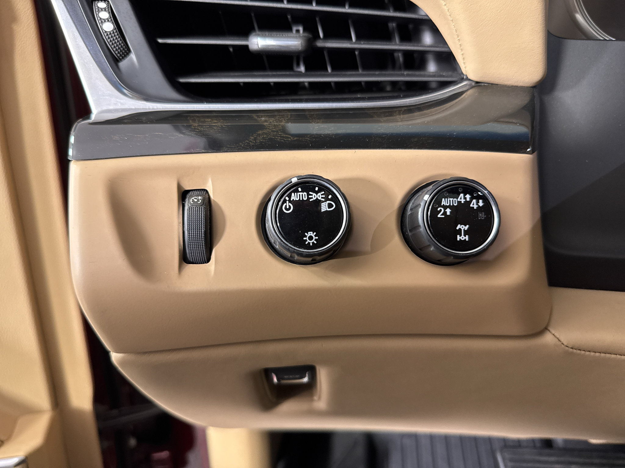 Used 2018 Cadillac Escalade Platinum AWD/4WD image 25