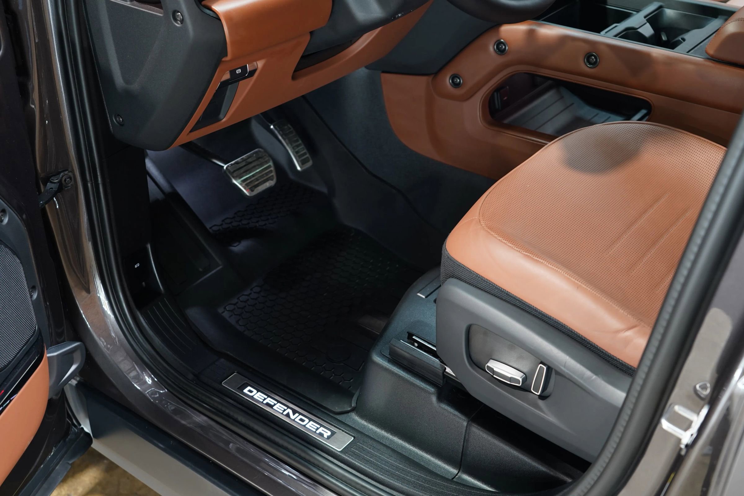 Used 2025 Land Rover Defender 110 image 46