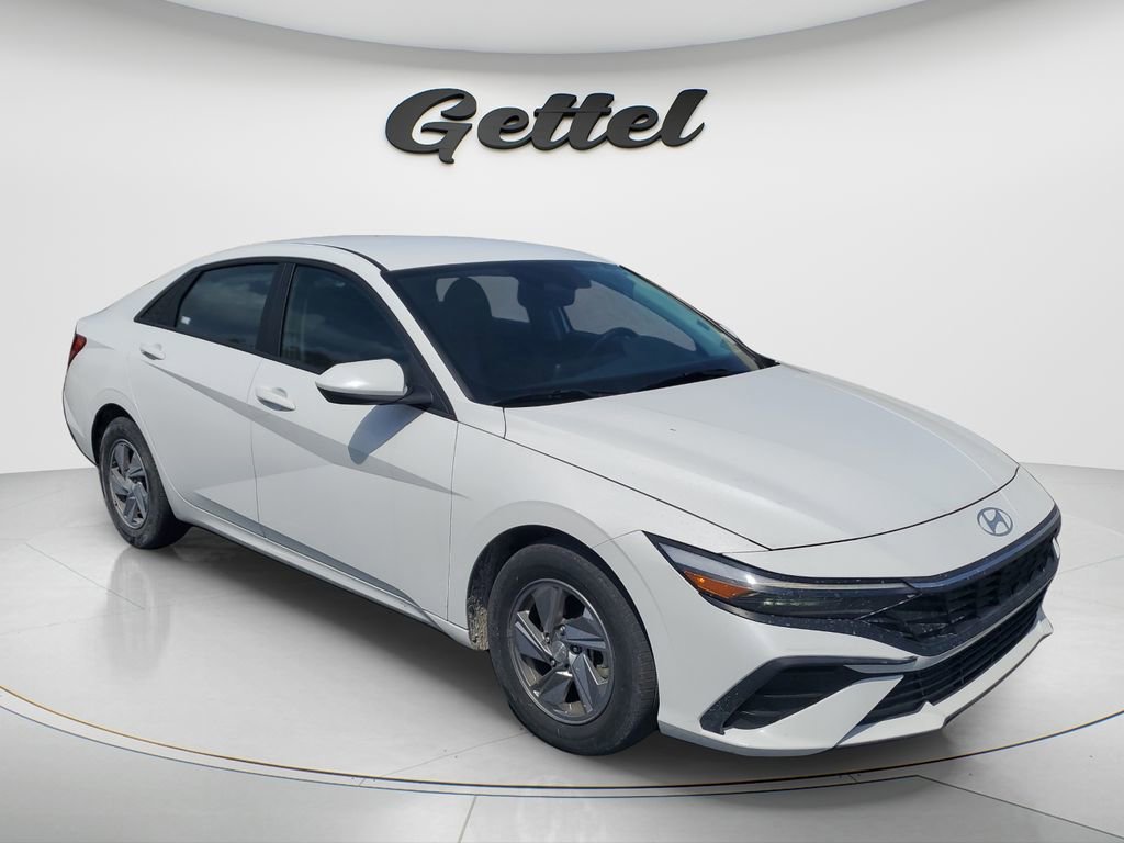 Used 2024 Hyundai Elantra SE image 2