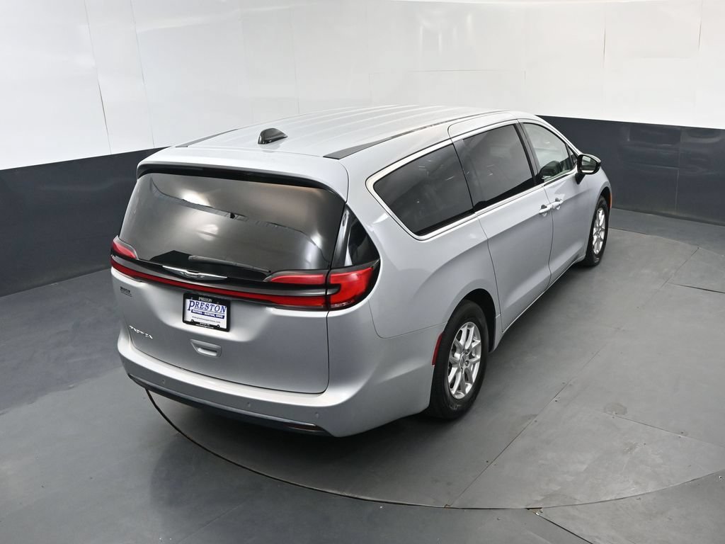 Used 2024 Chrysler Pacifica Touring-L FWD image 32