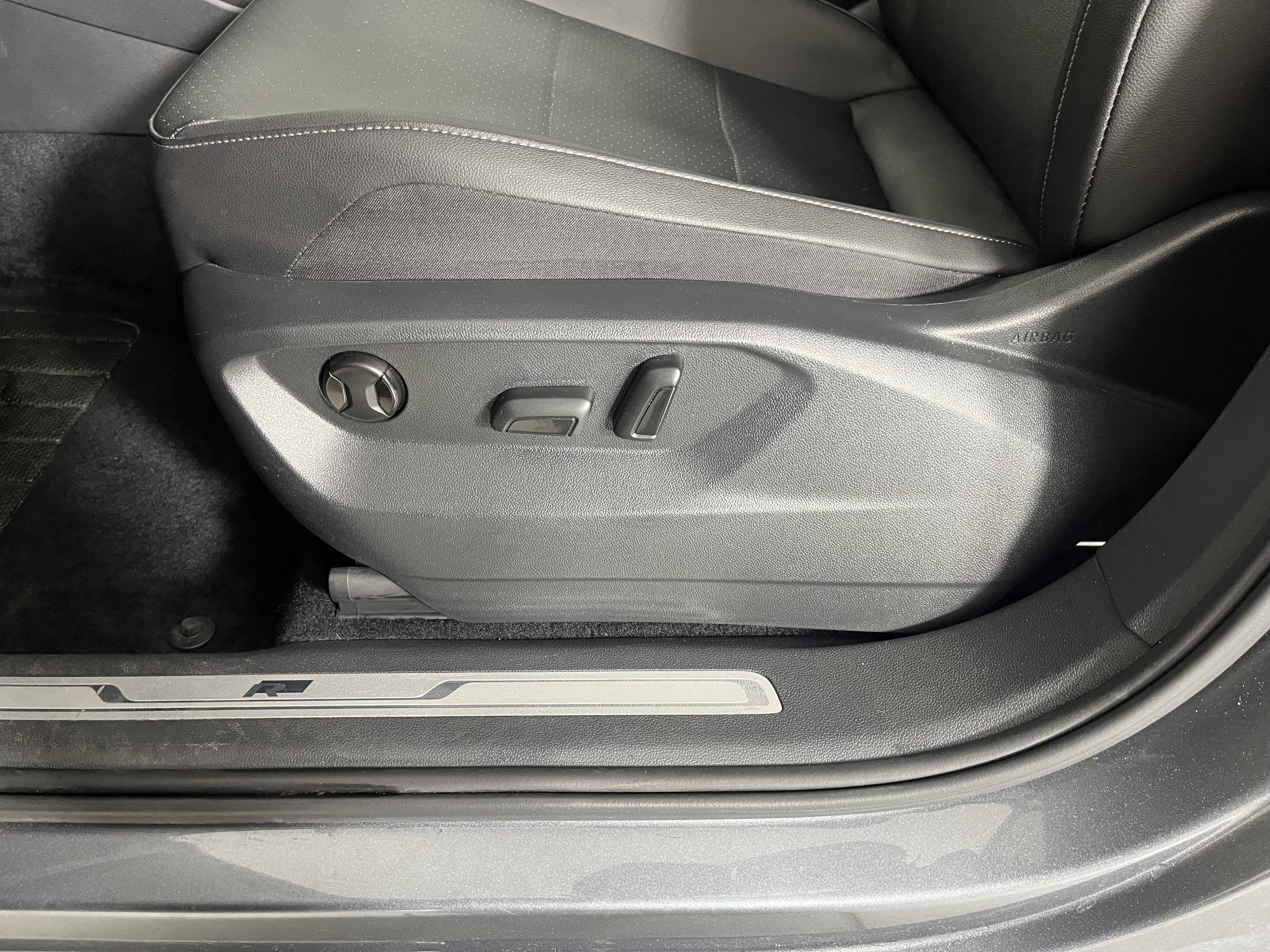 Used 2020 Volkswagen Tiguan SE R-Line image 20