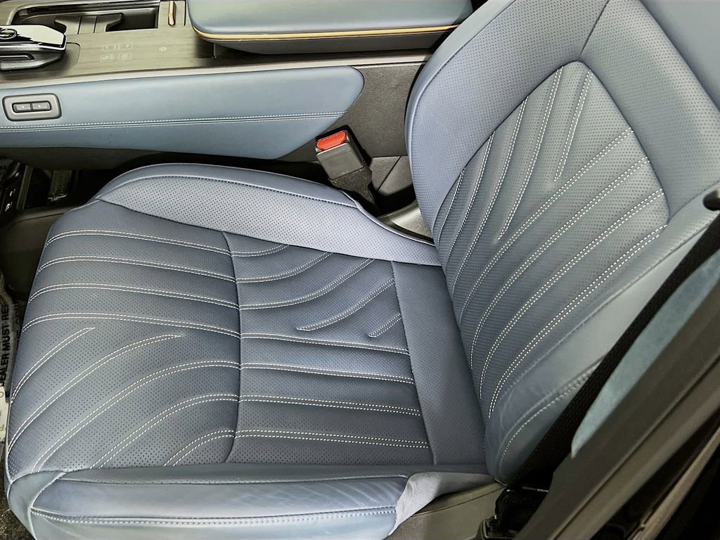 Used 2025 Nissan Ariya Platinum image 19