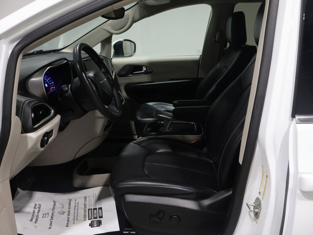 Used 2023 Chrysler Pacifica Touring-L image 19