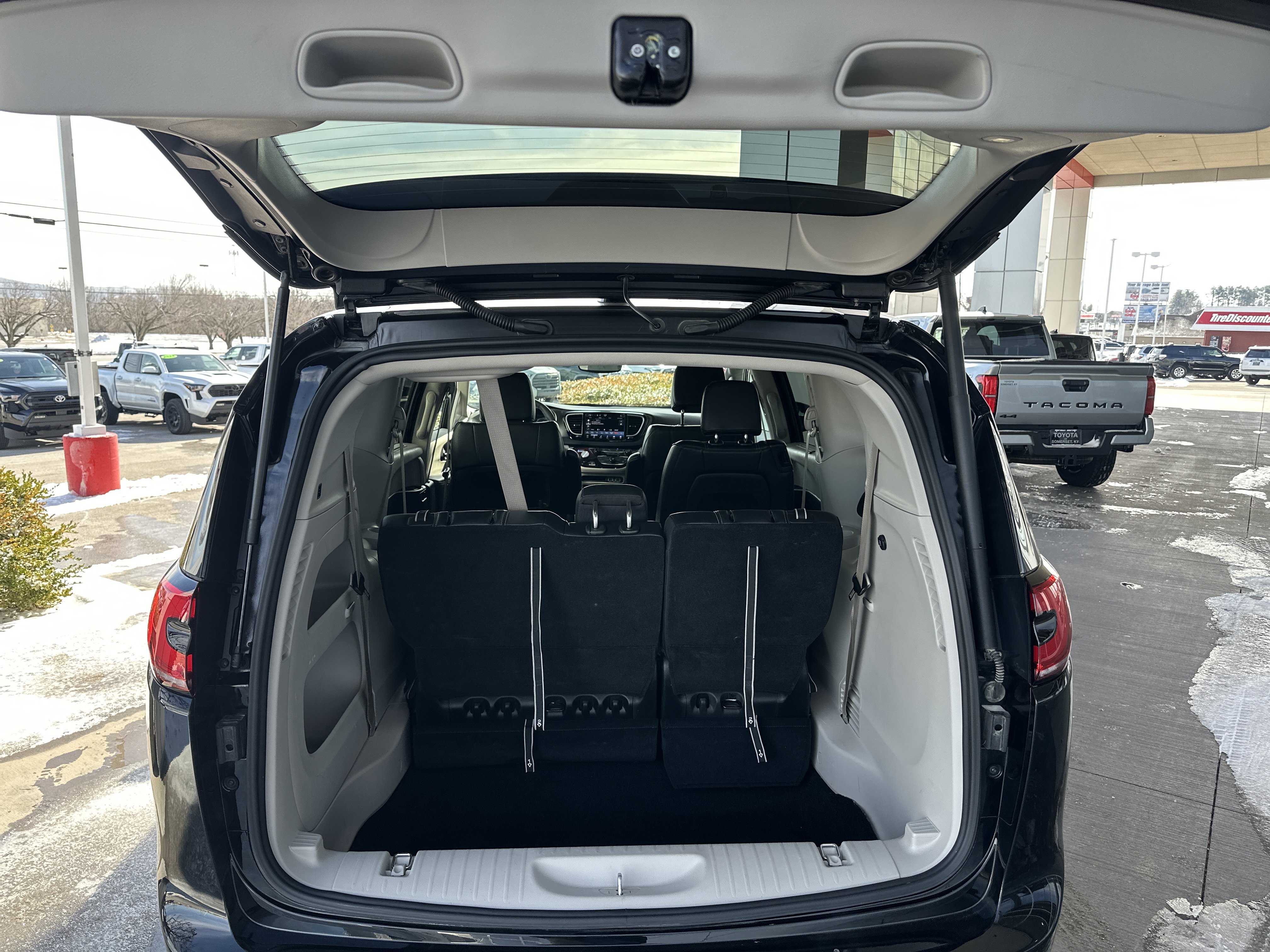 Used 2024 Chrysler Pacifica Touring-L image 16