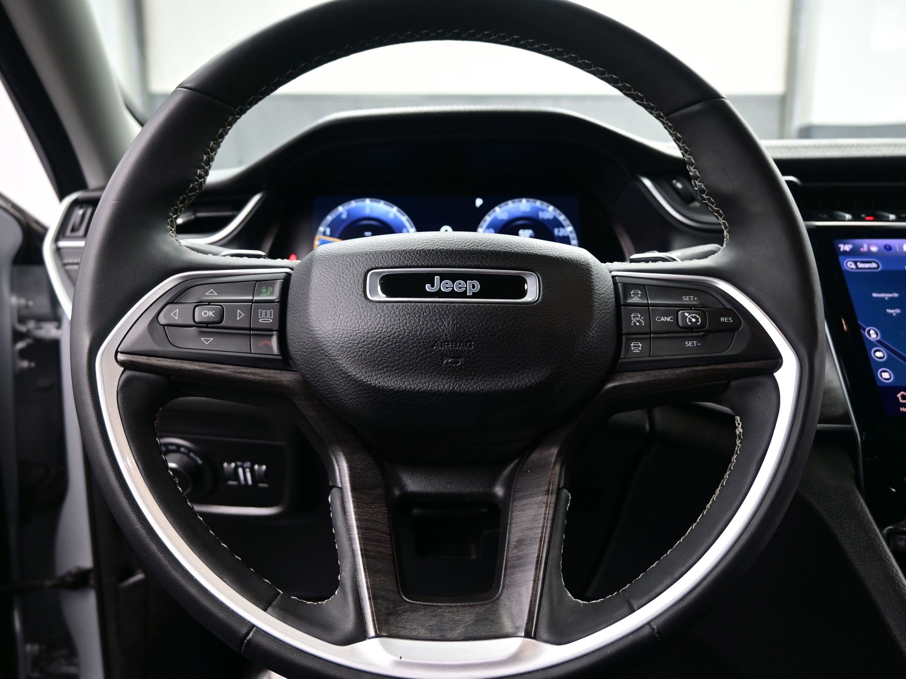 Used 2024 Jeep Grand Cherokee Limited image 23