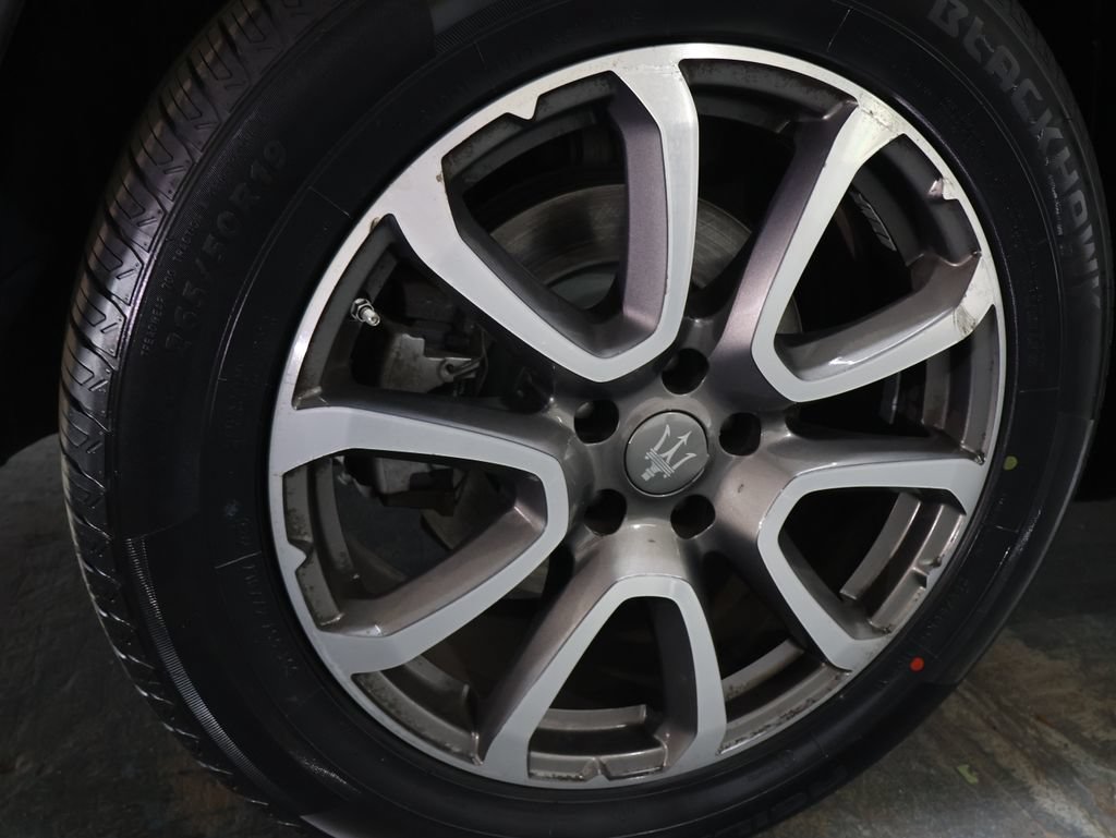 Used 2018 Maserati Levante AWD/4WD image 28