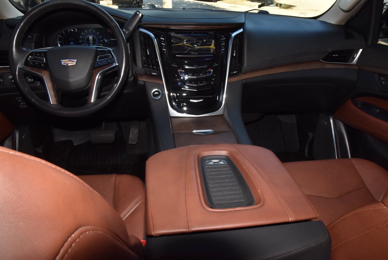 Used 2019 Cadillac Escalade Premium Luxury w/ Escalade Sport Edition AWD/4WD image 17