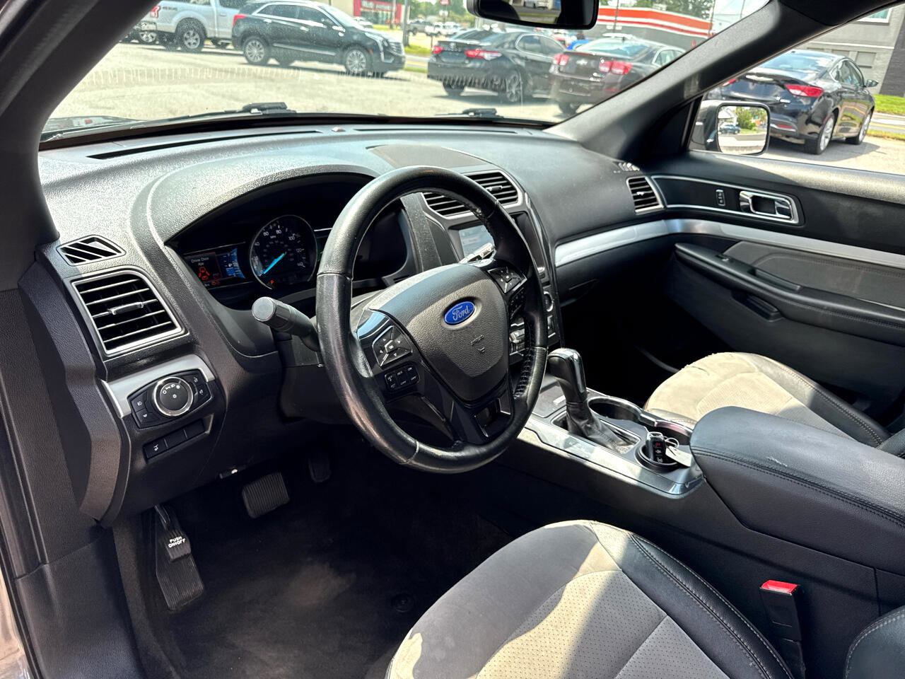 Used 2017 Ford Explorer XLT w/ Equipment Group 202A image 9