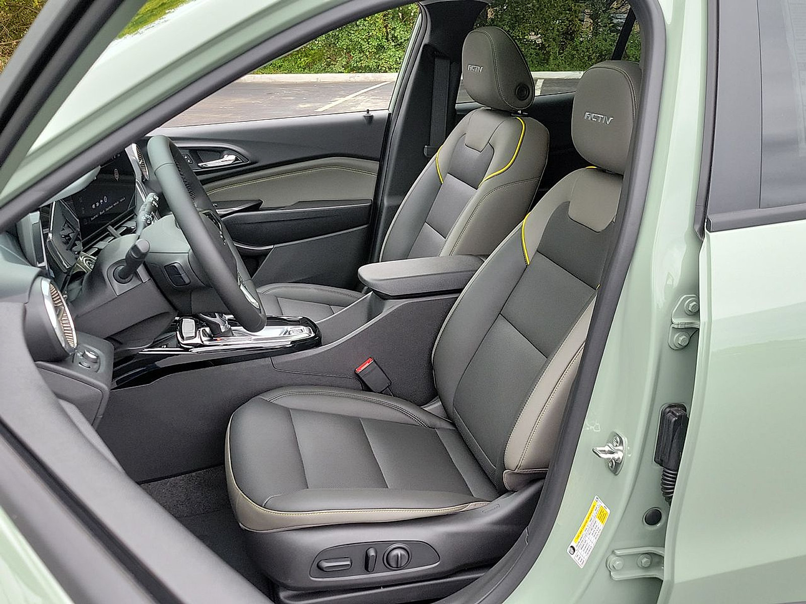 Used 2025 Chevrolet Trax ACTIV w/ Sunroof Package FWD image 14