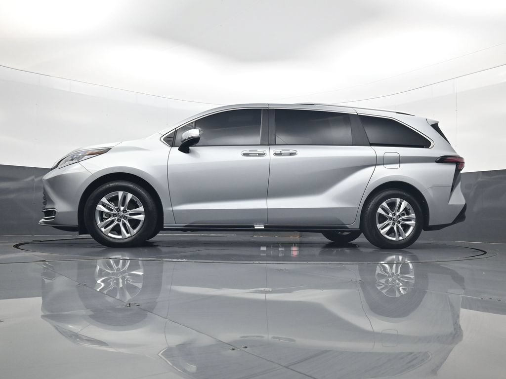 Used 2025 Toyota Sienna Limited AWD/4WD image 30