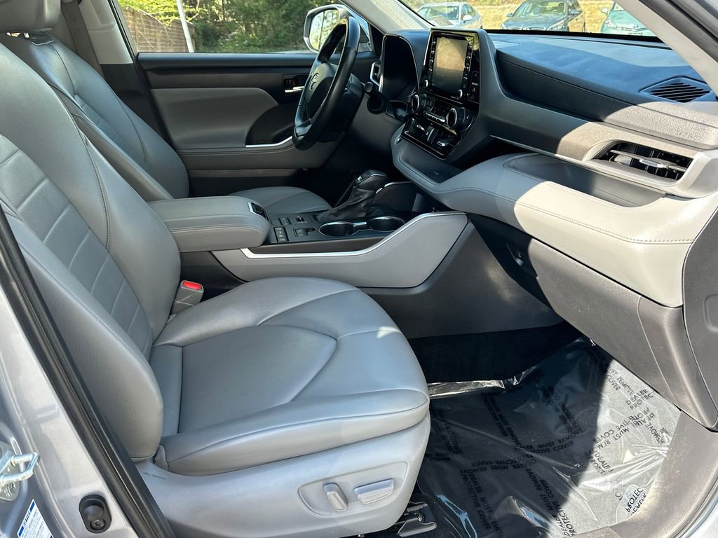 Used 2022 Toyota Highlander XLE image 14