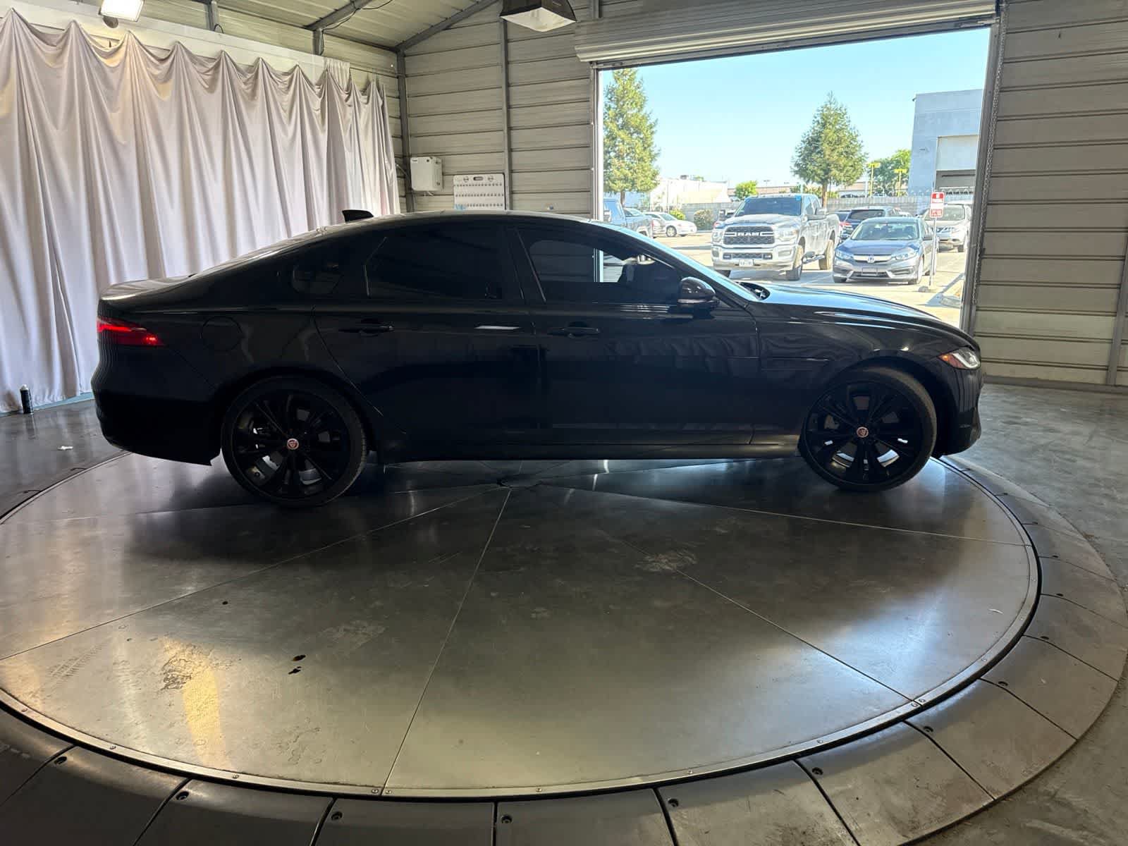 Used 2023 Jaguar XF SE RWD image 4