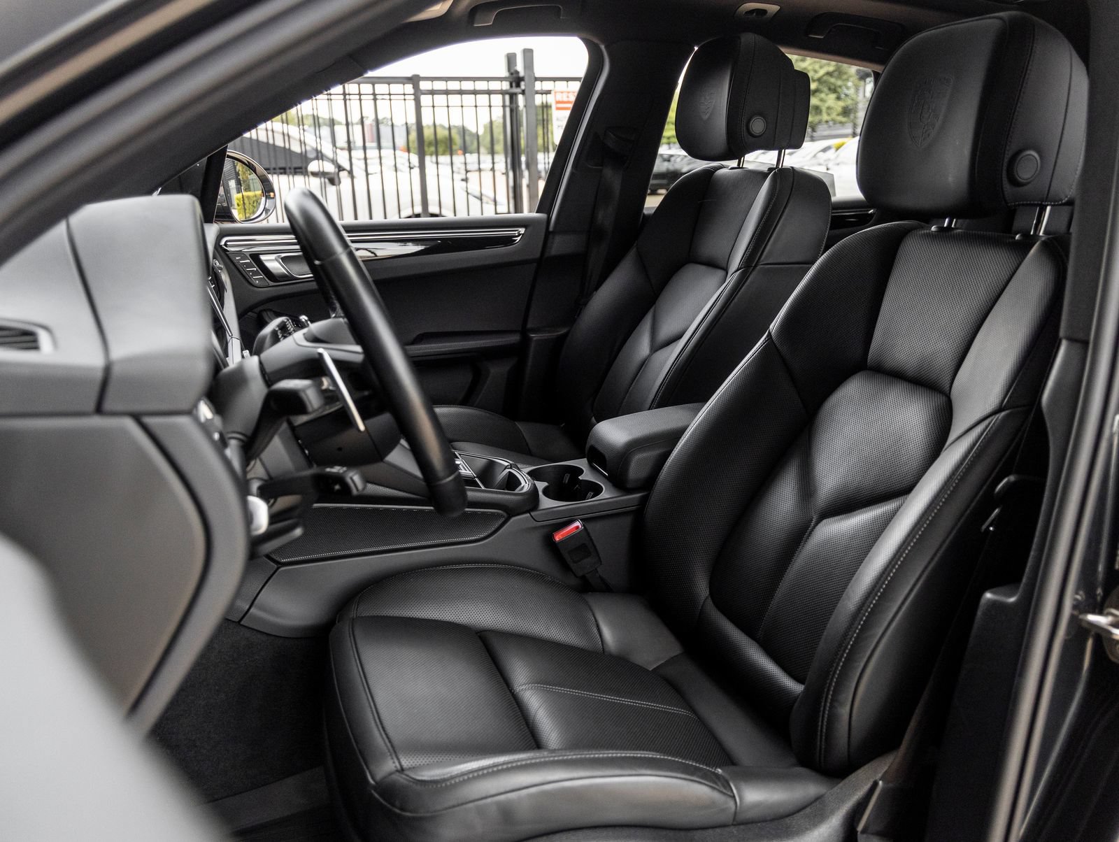Certified 2024 Porsche Macan S AWD/4WD image 5