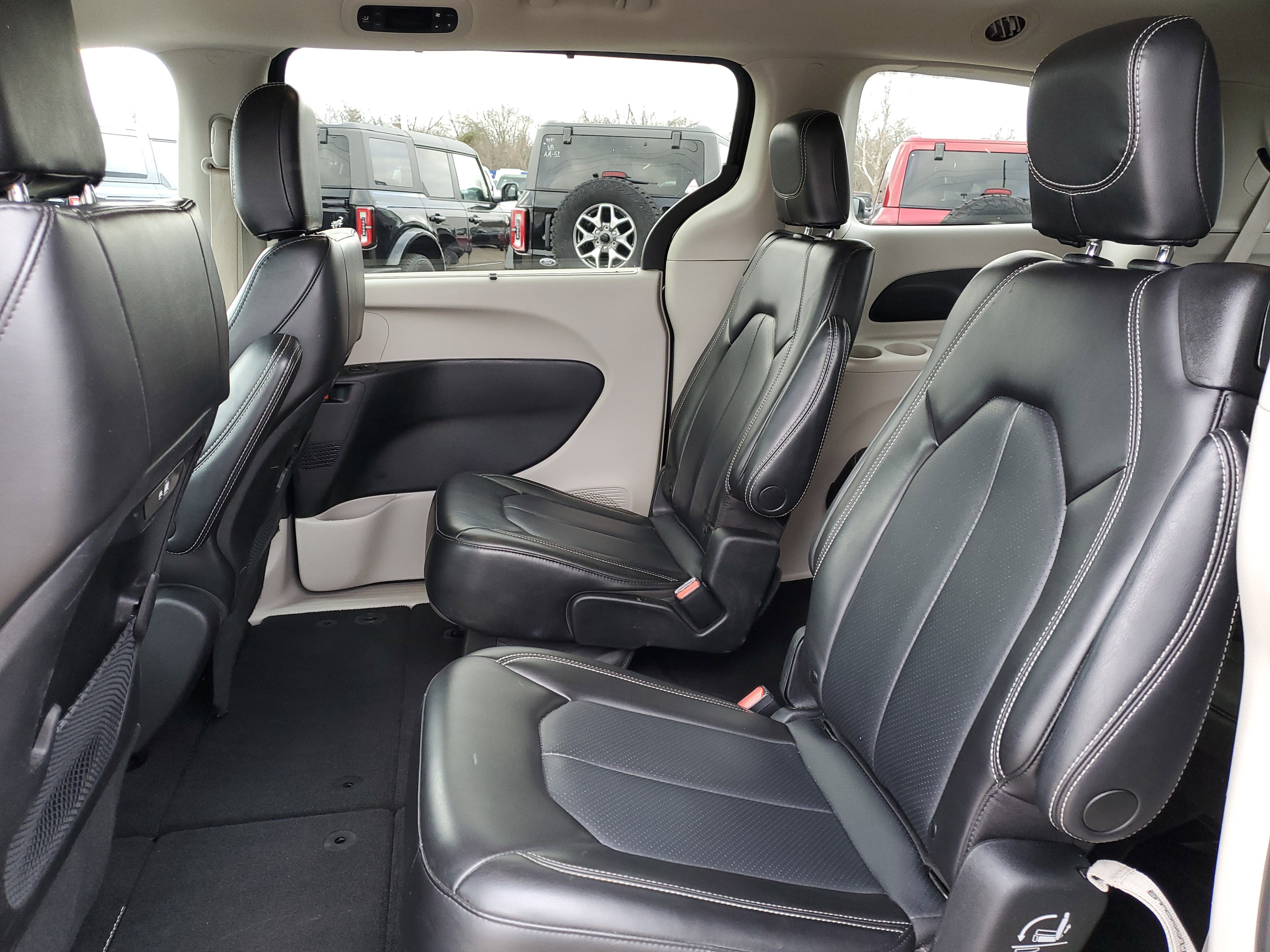 Used 2023 Chrysler Pacifica Touring-L image 12