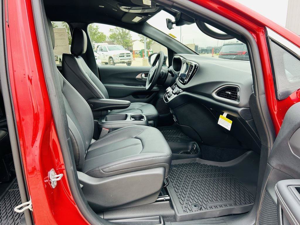 New 2026 Chrysler Voyager LX FWD image 34