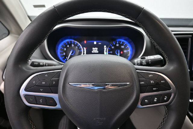 Used 2024 Chrysler Pacifica Touring-L FWD image 17