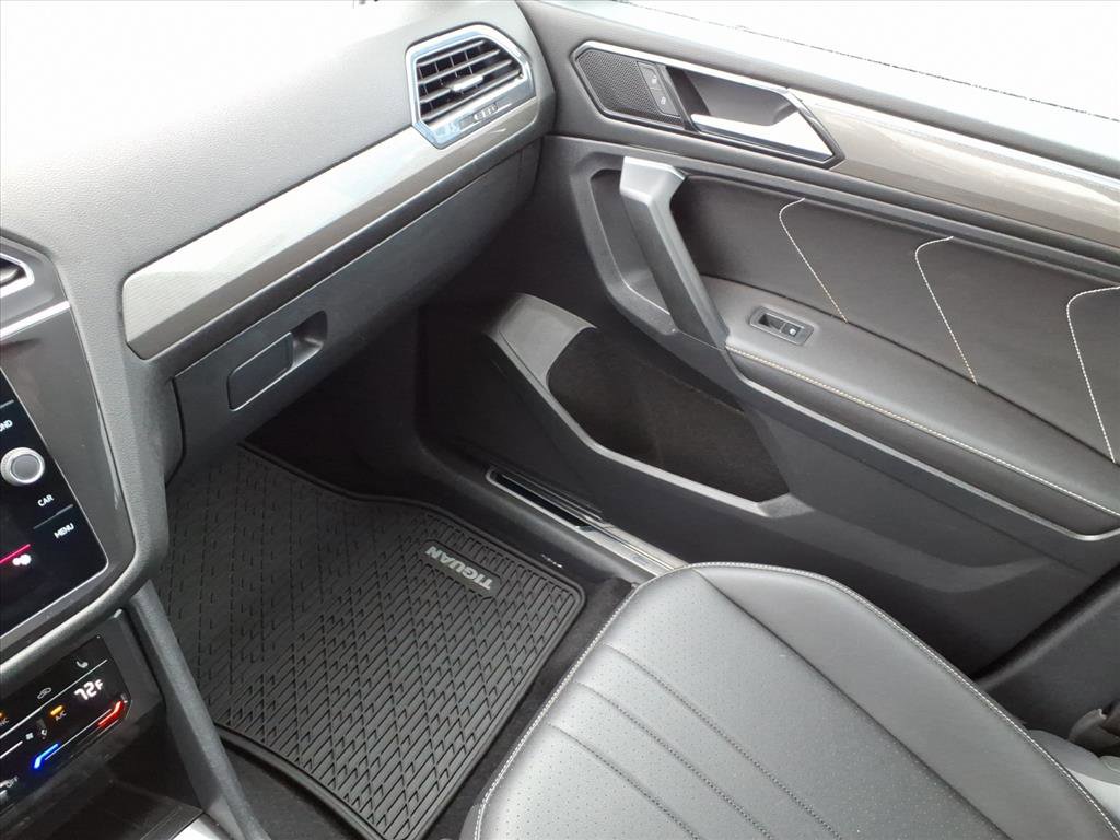 Used 2023 Volkswagen Tiguan SE R-Line image 31