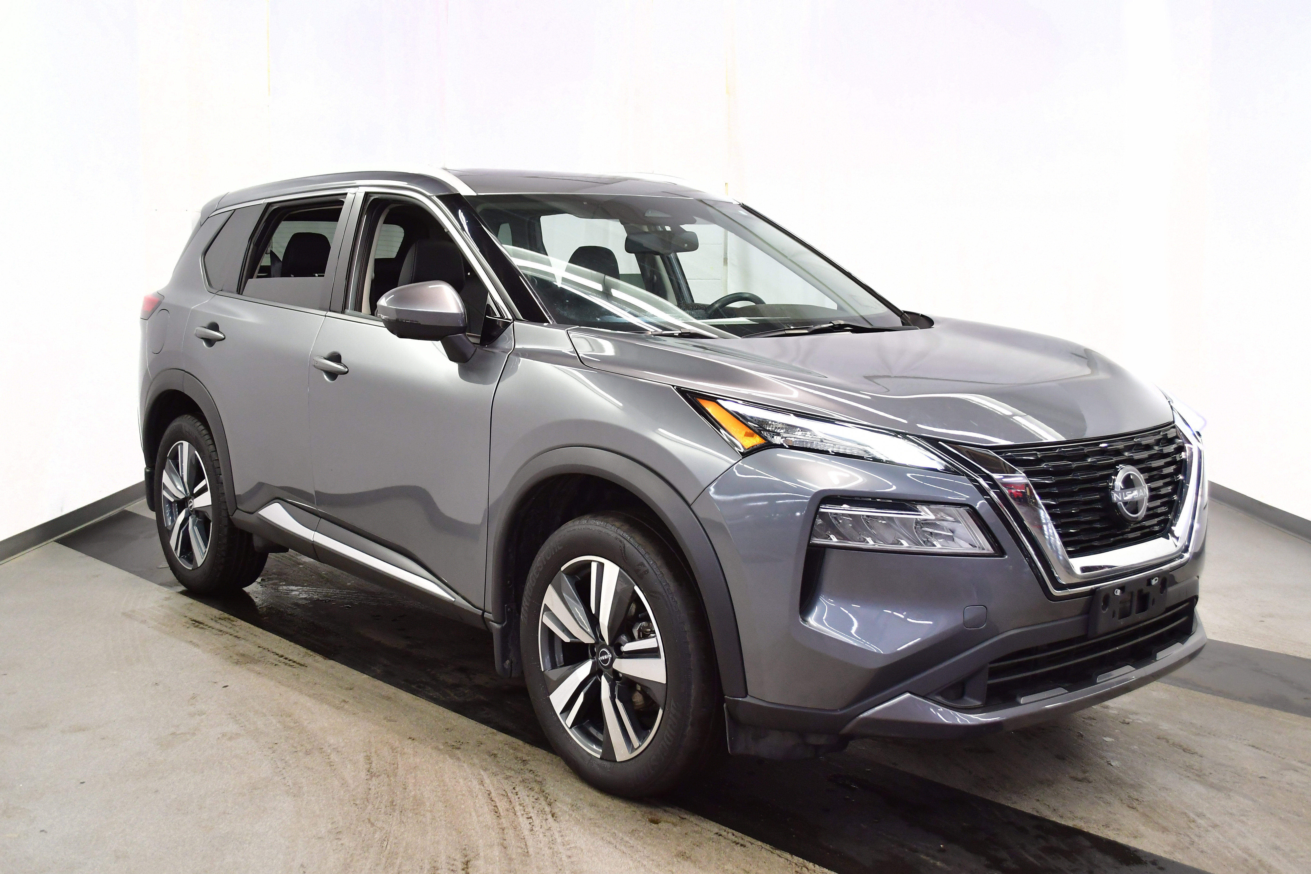 Used 2023 Nissan Rogue SL image 2