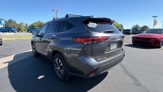 Used 2022 Toyota Highlander XLE AWD/4WD image 6