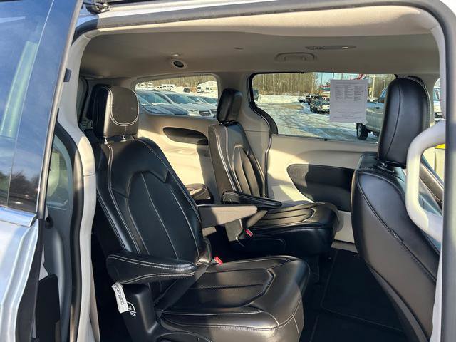 Certified 2024 Chrysler Pacifica Touring-L image 21