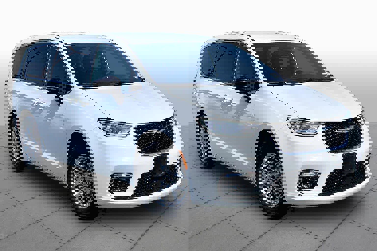 Used 2025 Chrysler Pacifica Select image 3