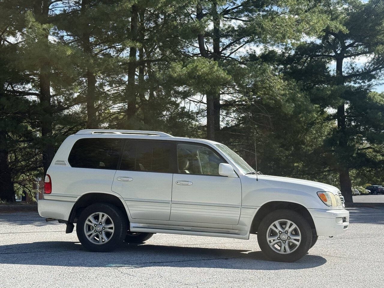 Used 2005 Lexus LX 470 4WD w/ Preferred Accessory Pkg image 3