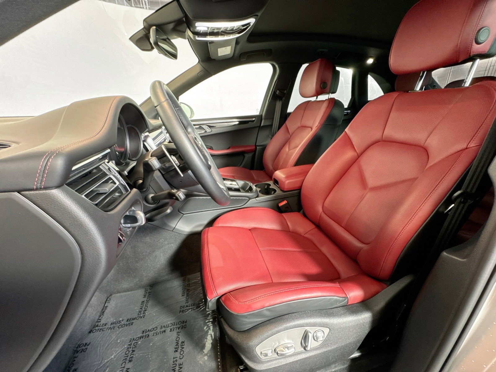 Certified 2025 Porsche Macan AWD/4WD image 5