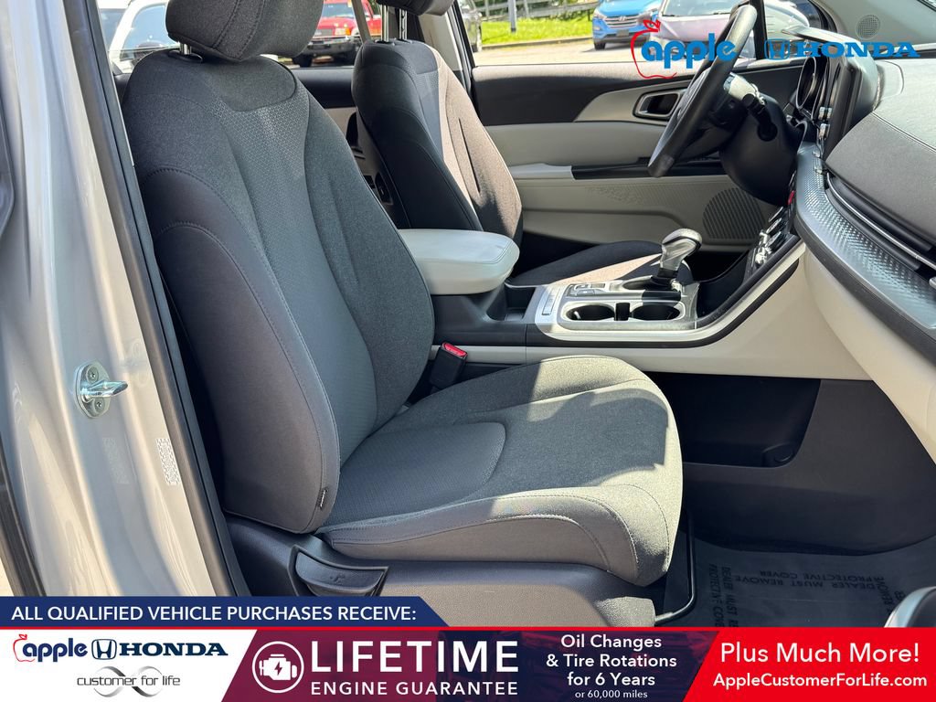 Used 2023 Kia Carnival LX FWD image 22