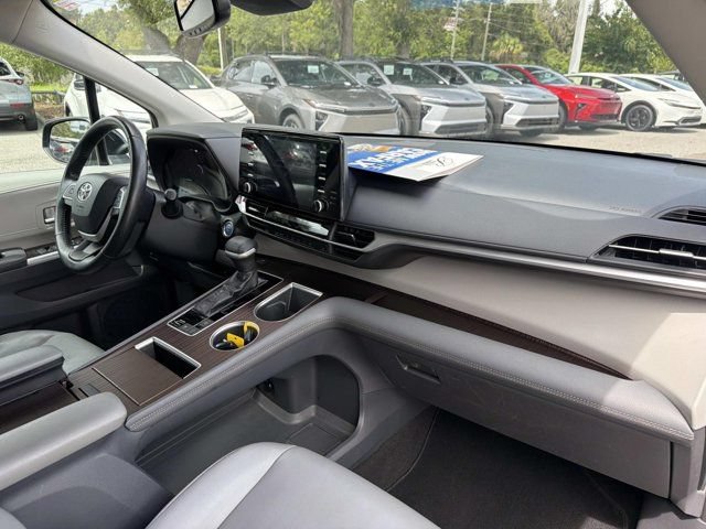 Used 2021 Toyota Sienna XLE FWD image 17