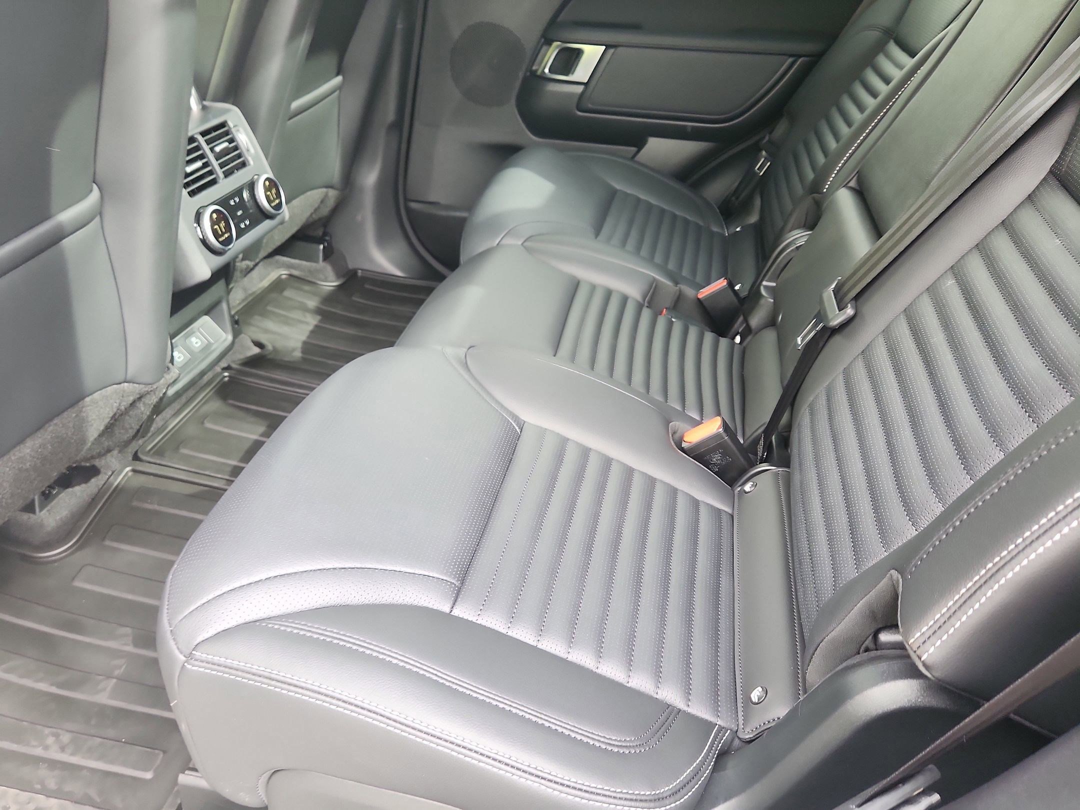 Used 2025 Land Rover Discovery Dynamic SE image 22