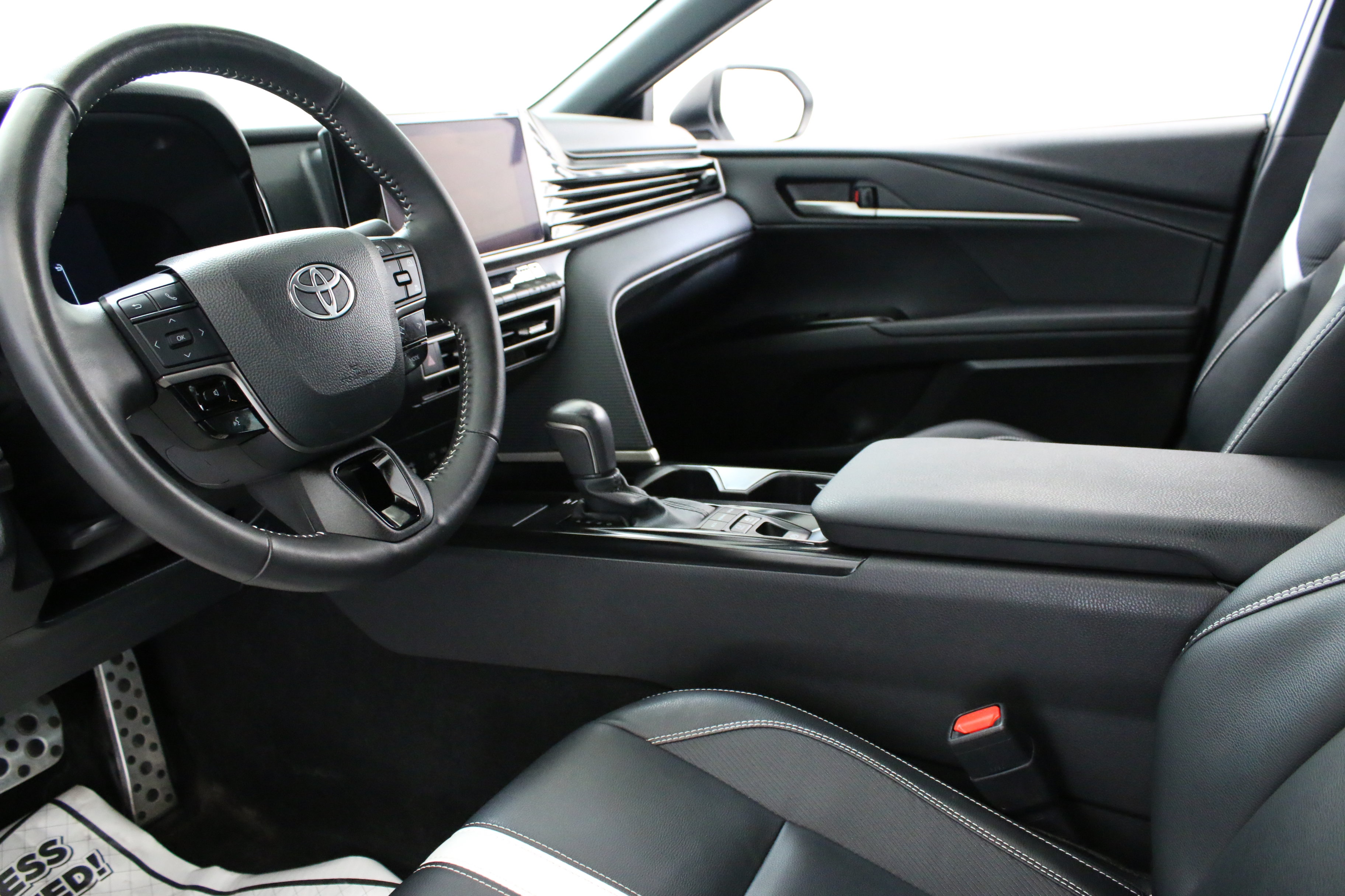 Used 2025 Toyota Camry SE w/ Convenience Package FWD image 21