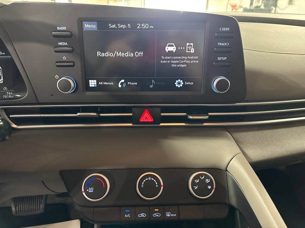 Used 2023 Hyundai Elantra SE FWD image 17