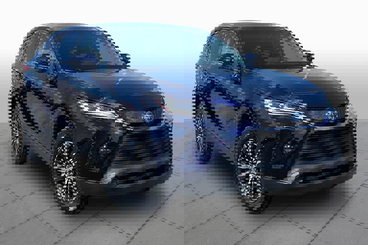 Used 2024 Toyota Venza LE AWD/4WD image 3