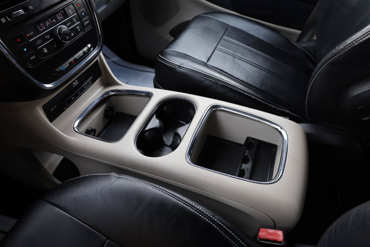 Used 2015 Chrysler Town & Country Limited Platinum FWD image 13