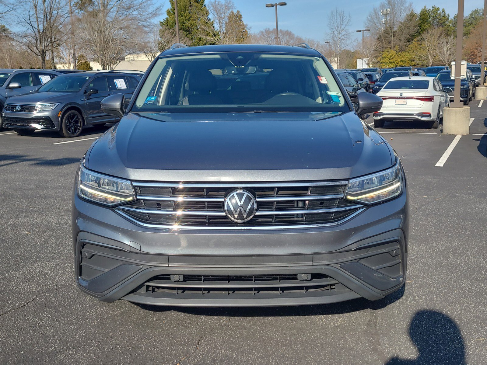 Used 2023 Volkswagen Tiguan SE image 2