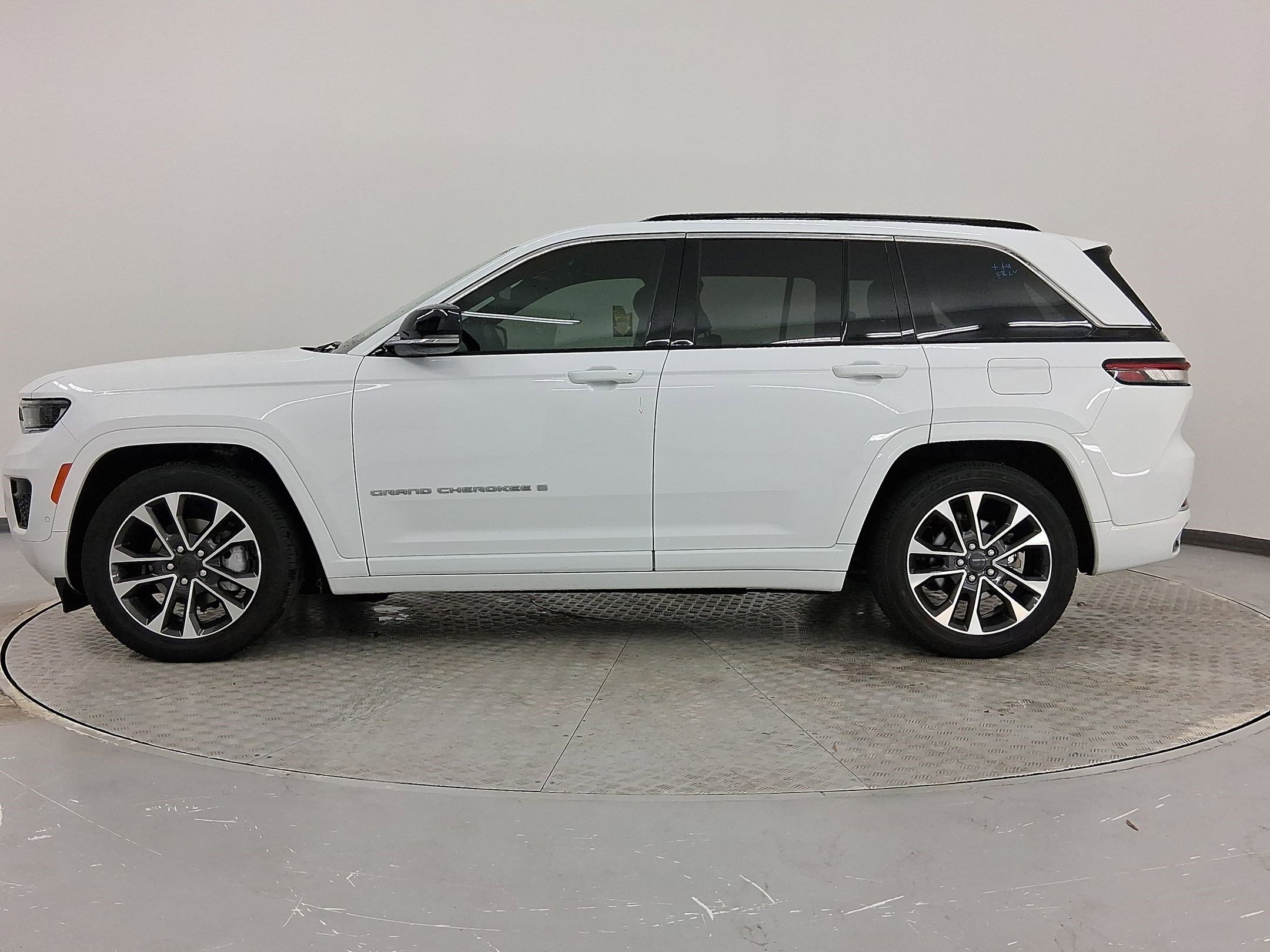 Used 2024 Jeep Grand Cherokee Overland w/ Luxury Tech Group IV image 2