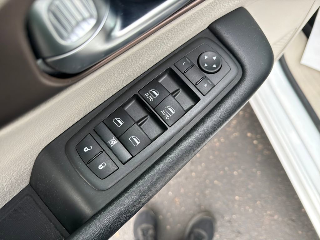 Used 2022 Chrysler Voyager LX image 11